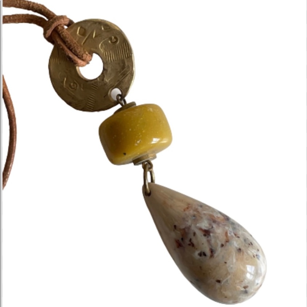 📍2/$15📍 Beautiful vintage necklace leather and beds pendant